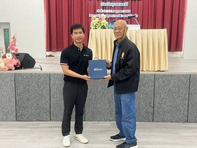 พี่นุมอบของที่ระลึก.jpg